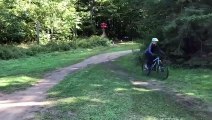 Pire chute à vélo... elle se ramasse la tête en avant !