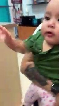 Ce bébé s'embrasse le reflet dans le miroir