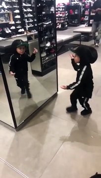 Future star de Rap ? A 5 ans il a l'attitude de Drake !