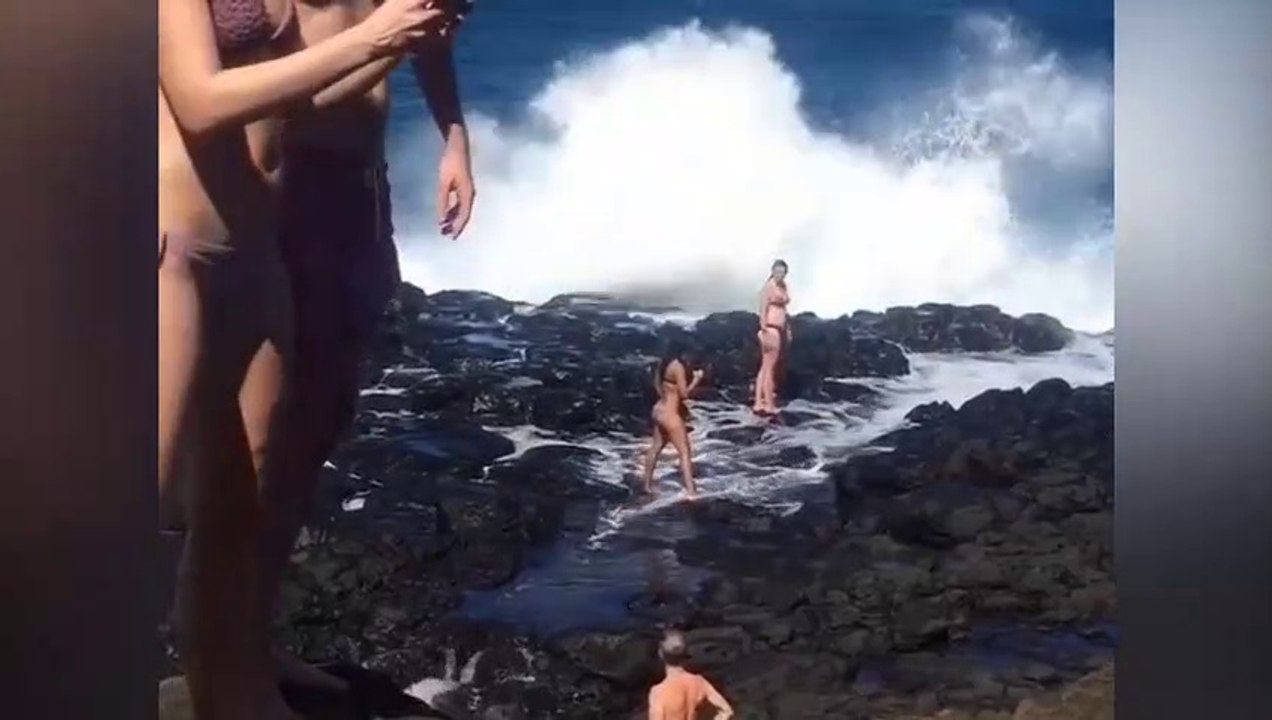 Deux filles se prennent en photo devant une gro...