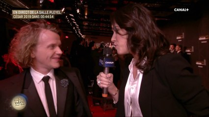 Laurie Cholewa interviewe Alex Lutz sur le tapis rouge - César 2019