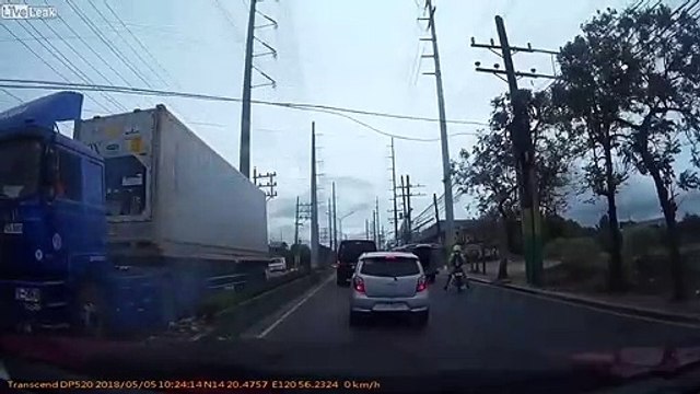 Un routier arrache tous les fils électriques de la rue avec son camion