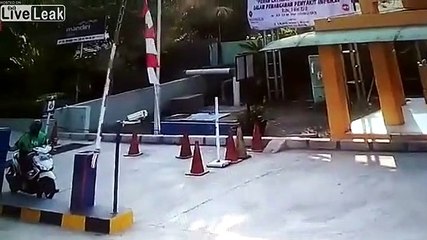 Download Video: Cet homme en scooter se prend la barrière de parking ! Douloureux...