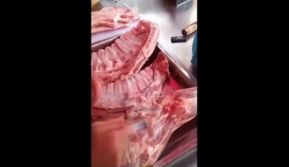 Ces commerçants injectent de l'eau dans la viande et le poisson pour les vendre plus cher