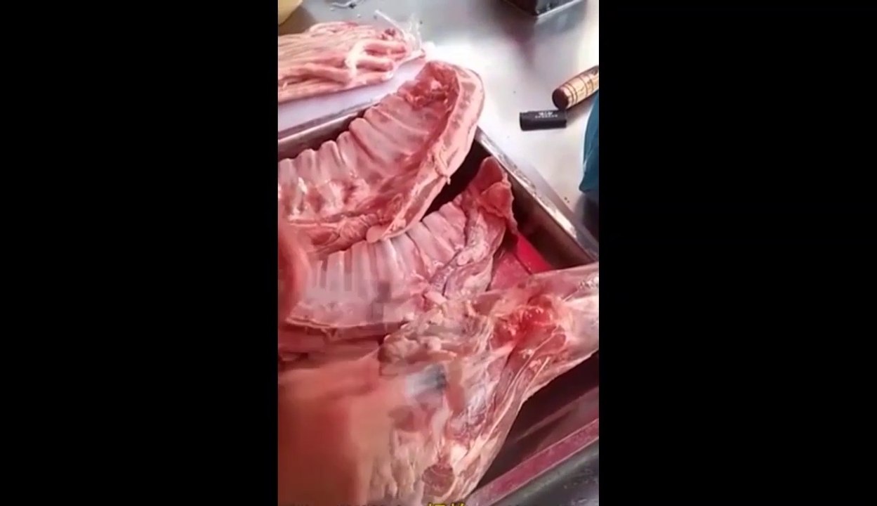Ces commerçants injectent de l'eau dans la viande et le poisson pour les vendre plus cher