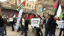 الفلسطينيون ينظمون مسيرة بالخليل إحياء لذكرى مجزرة الحرم الإبراهيمي