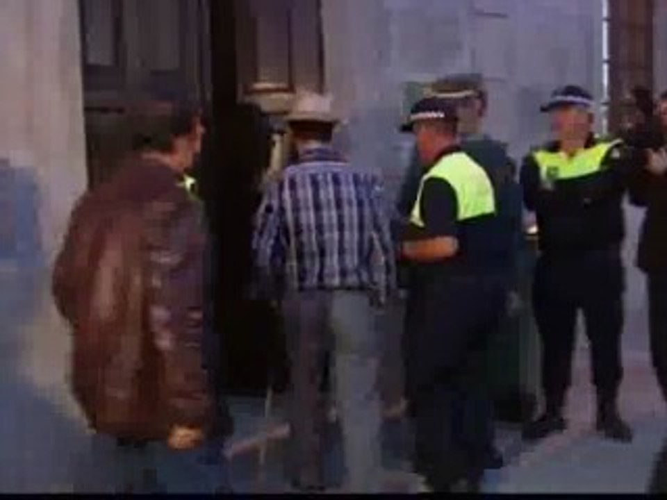 Un pueblo decide comprar una casa para evitar que una familia gitana viva allí