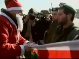 Soldados israelíes se enfrentan con un grupo de palestinos disfrazados de Papá Noel