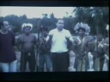 Un grupo de indios brasileños libera a un funcionario español de la ONU