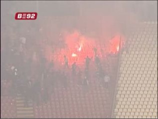 Скачать видео: Violencia en las gradas del estadio del Estrella Roja