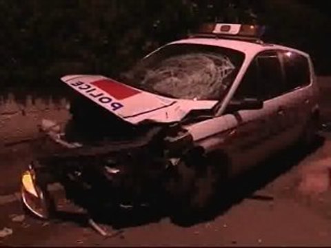 Más de setenta policías heridos en los suburbios de París