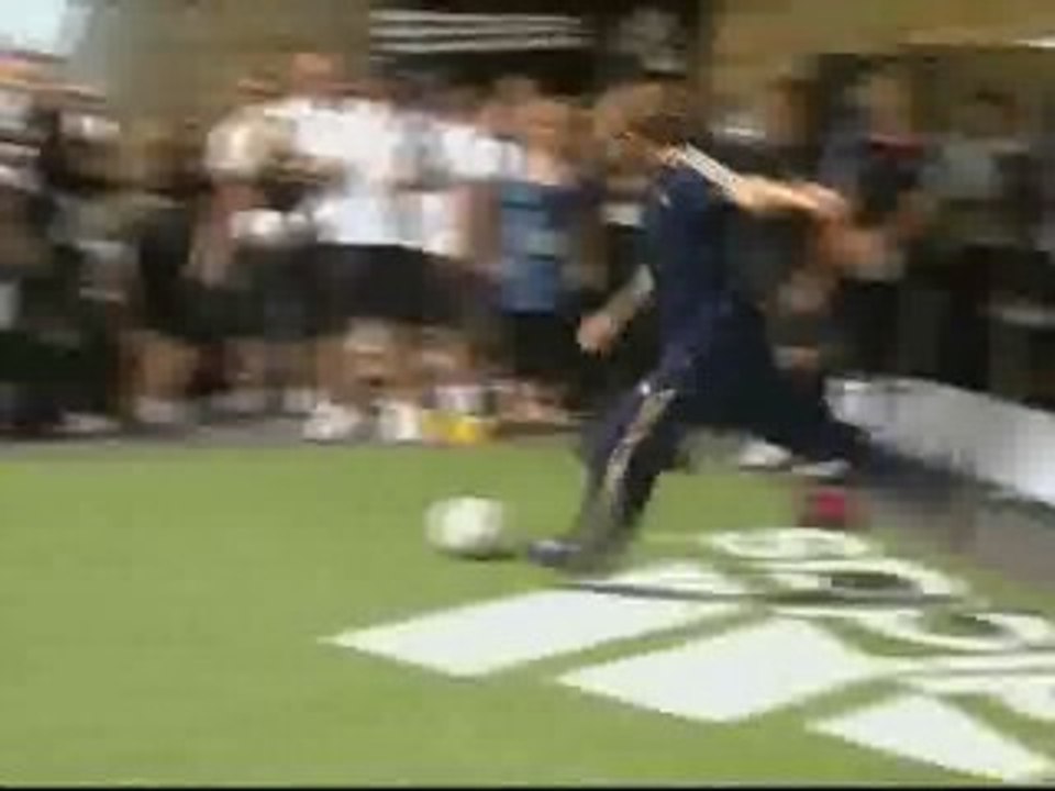 Beckham intenta marcar un ensayo