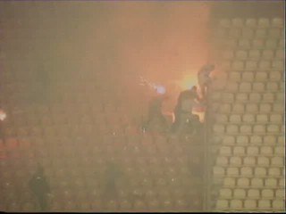 Atacan a un policía con una bengala en un partido de fútbol serbio