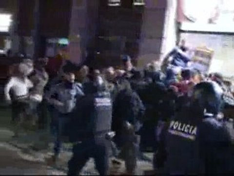 Graves enfrentamientos entre policía y antifascistas en Barcelona