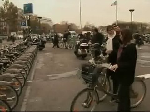 Bicis y motos llenan las calles de París durante la huelga del tranporte