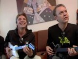 Héroes del Silencio practican con la Guitar Hero