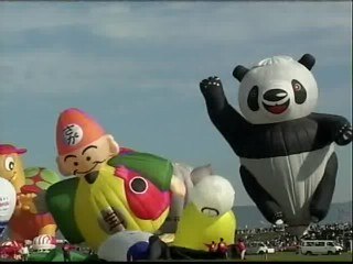 Cientos de globos se elevan en el cielo de Japón