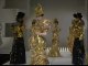 Estudiantes japoneses diseñan un vestido hecho con monedas de oro