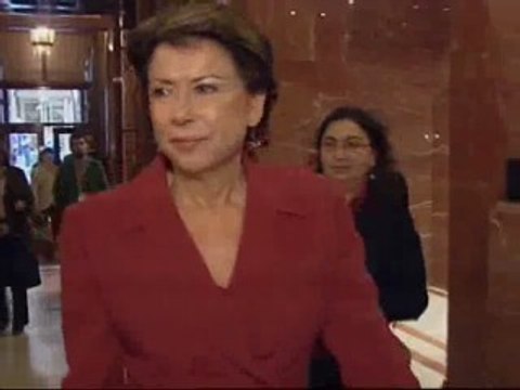 Zapatero desoye las peticiones de dimisión de la ministra de Fomento de todos los grupos