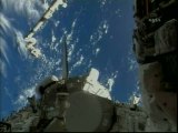 Astronautas del 'Discovery' recolocan una viga de 17 toneladas
