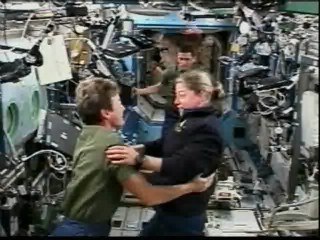 La comandante de la EEI recibe calurosamente a la del &#039;Discovery&#039;