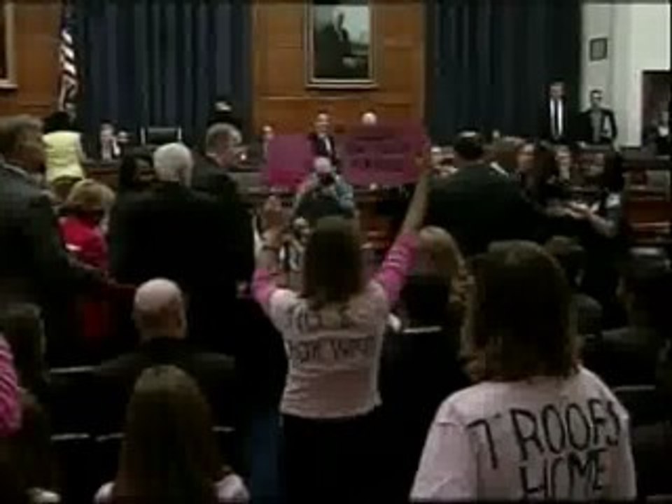 Un grupo de activistas acusa a Condoleeza Rice de criminal de guerra