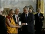 El Dalai Lama recibe de manos de George Bush la Medalla de Oro del Congreso