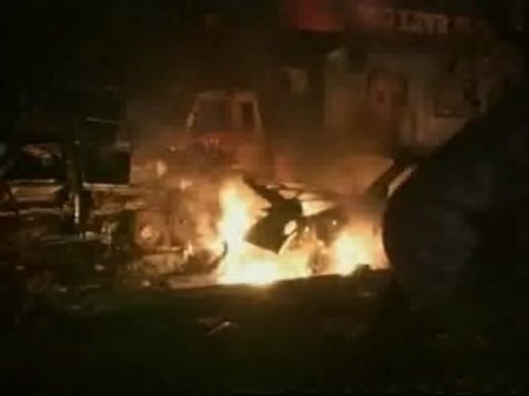 Al menos 30 muertos en varias explosiones al paso de la comitiva de Bhutto en Pakistán