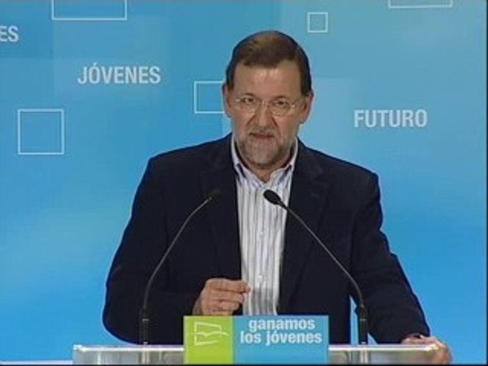 Rajoy dice sentirse orgulloso de España y la bandera