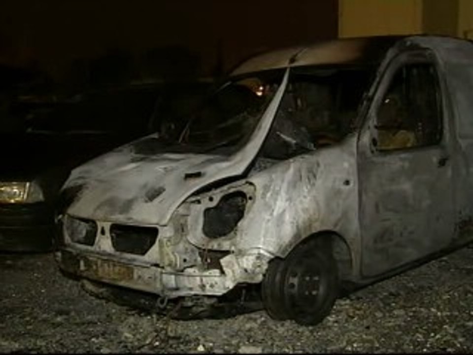 Un artefacto incendia una furgoneta y sus llamas afectan a otro vehículo en Vitoria