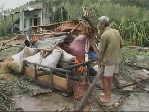 El tifón Lekima deja doce muertos a su paso por Vietnam