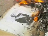 500 personas queman retratos del Rey en la UAB