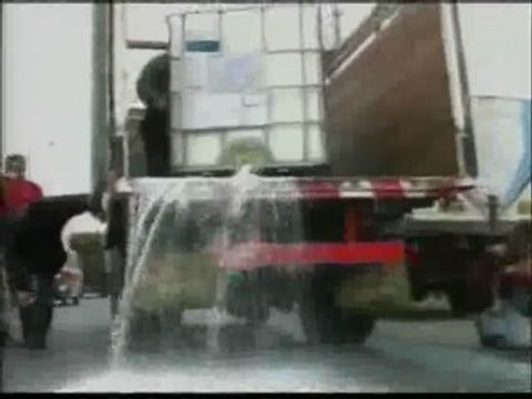 Los ganaderos peruanos derraman miles de litros de leche