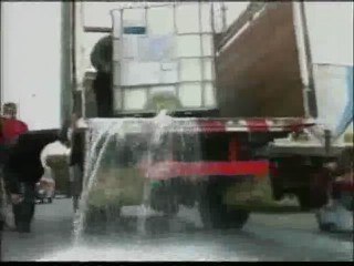 Los ganaderos peruanos derraman miles de litros de leche