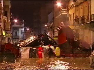 Tải video: Decenas de coches arrastrados por las riadas de esta noche en Alcalá de Guadaira