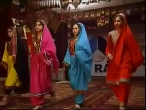 Las mujeres afganas muestran su belleza debajo del burka