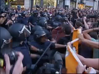 Choques con la policía en una manifestación antimonárquica en Barcelona