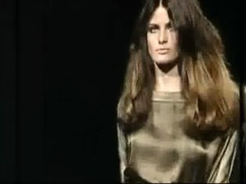 Versace en Milán, sensuales vestidos para diosas mortales
