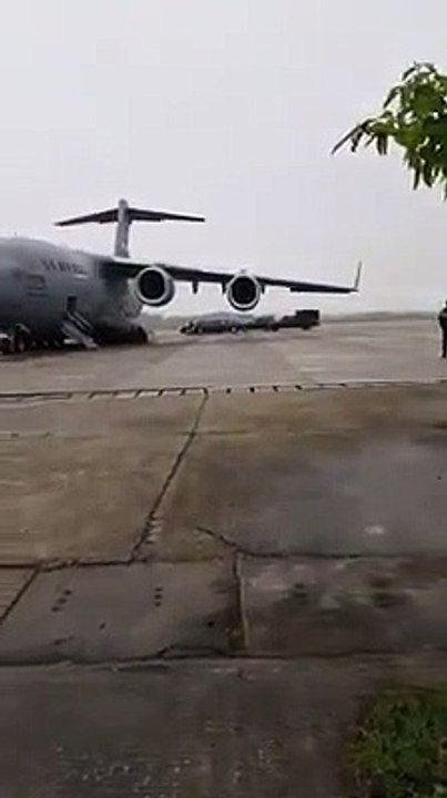 [NÓNG] Siêu xe Quái thú và đoàn xe hộ tống rời sân bay Nội Bài về nội thành Hà Nội - Thời sự - NetNews.vn