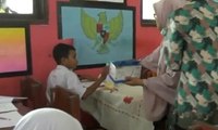 Polisi dan Dinas Kesehatan Bagikan Masker untuk Siswa