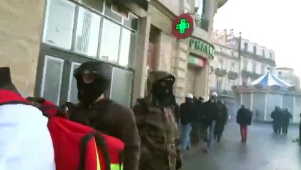 « Filme les autres au lieu de me filmer connasse ! Gauchiste ! Anarchiste ! »