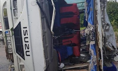 Mersin'de tarım işçilerini taşıyan midibüs devrildi
