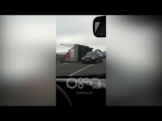 Ora News – Era e fortë përmbys kamionin në aksin Lezhë - Laç