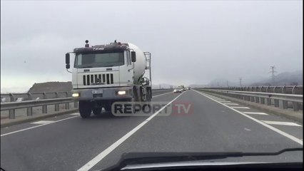 Report Tv-Era e fortë përmbys kamionin në mes të rrugës