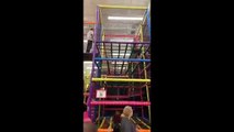 Cette maman n'aurait pas du monter sur ce jeu d'escalade pour enfants