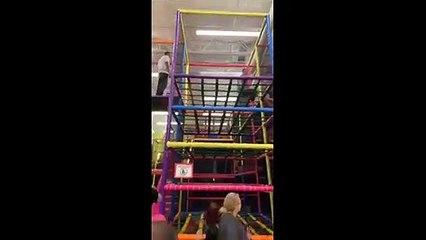Cette maman n'aurait pas du monter sur ce jeu d'escalade pour enfants