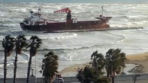 Forte vento in Puglia: nave turca di 90 metri finisce sul lungomare