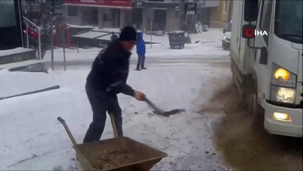 Tekirdağ'da kar sürücülere zor anlar yaşattı