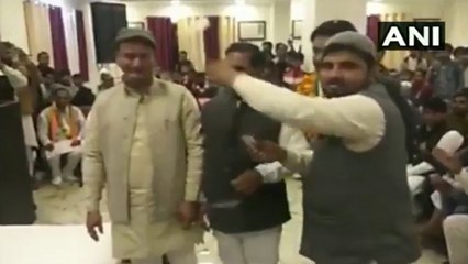 शहीदों को श्रद्धांजलि कार्यक्रम में कांग्रेस नेता पर उड़ाए नोट, वीडियो हुआ वायरल