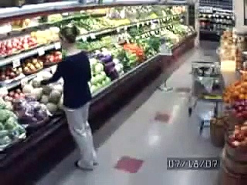 Девушка не знала, что ее снимают, и сделала такое, что у меня глаза на лоб полез